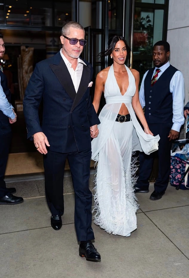 Bạn gái đáng tuổi con của Brad Pitt lộ nhan sắc hao hao Angelina Jolie, có hành động khẳng định chủ quyền với đàng trai - 6