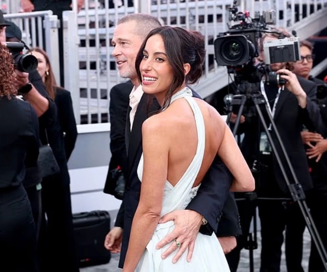 Bạn gái đáng tuổi con của Brad Pitt lộ nhan sắc hao hao Angelina Jolie, có hành động khẳng định chủ quyền với đàng trai - 1