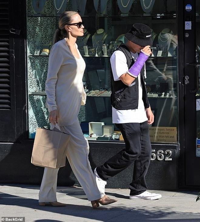 Angelina Jolie vừa lơ là, Pax Thiên đã &#34;mất kiểm soát&#34;: Tìm tới câu lạc bộ thoát y, say xỉn không đi nổi - 7