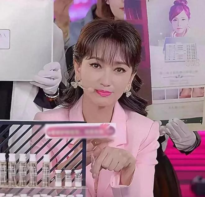 &#34;Quan Âm đẹp nhất màn ảnh&#34;: Phải livestream bán hàng kiếm từng 30 nghìn đồng, sống khốn khó vì chồng con &#34;vô dụng&#34; - 2