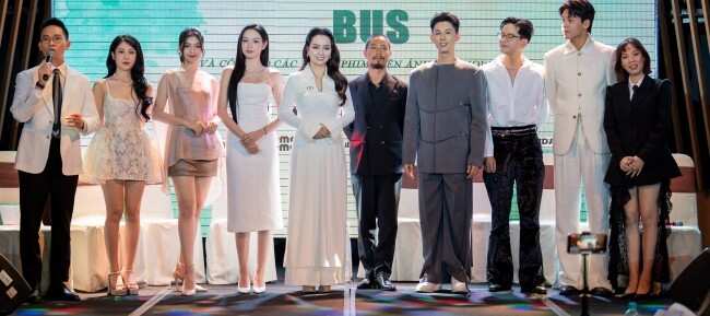 Cô Trúc của Những Ngọn Nến Trong Đêm giờ an phận với vai mẹ, khoe &#34;con trai&#34; mỹ nam cao tới 1m92 - 4