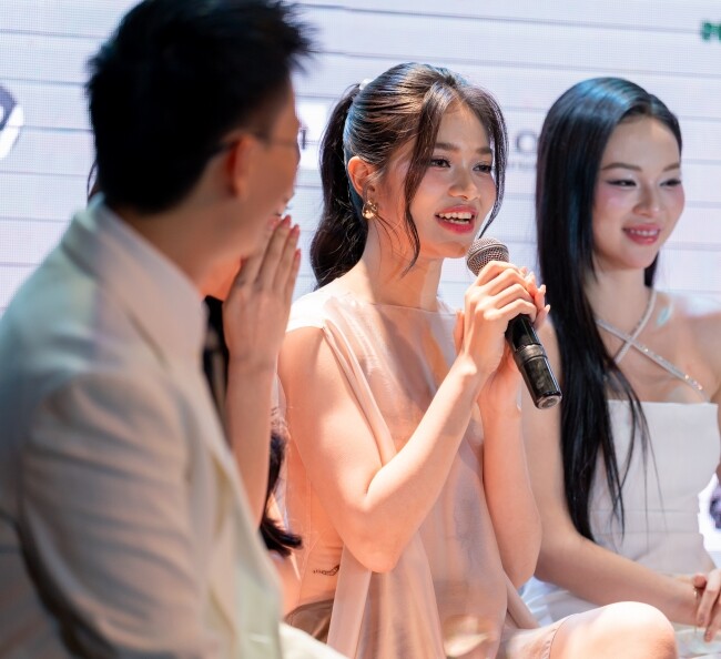 Cô Trúc của Những Ngọn Nến Trong Đêm giờ an phận với vai mẹ, khoe &#34;con trai&#34; mỹ nam cao tới 1m92 - 8