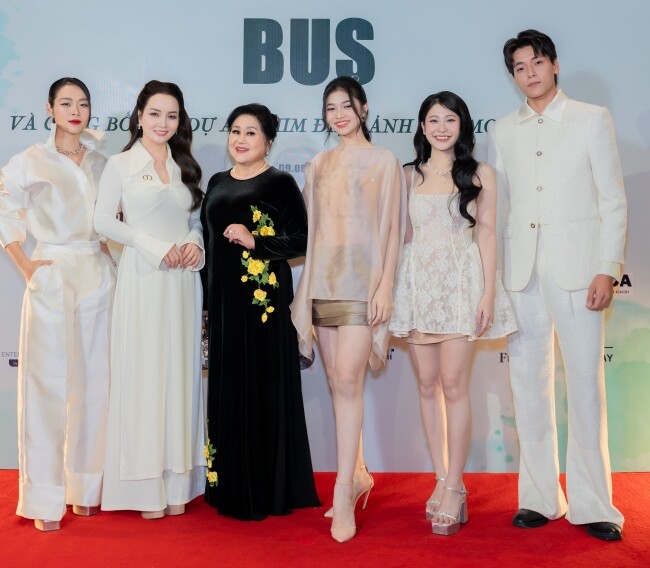Cô Trúc của Những Ngọn Nến Trong Đêm giờ an phận với vai mẹ, khoe &#34;con trai&#34; mỹ nam cao tới 1m92 - 3