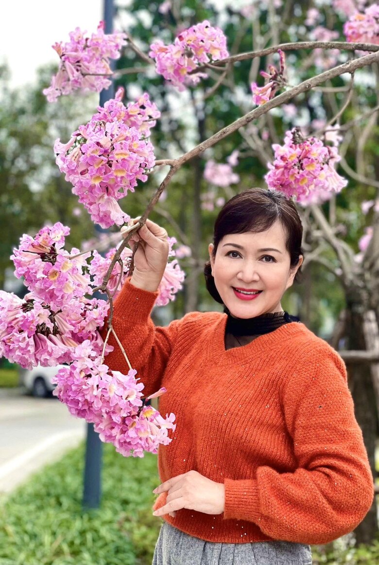 2 NSND &#34;đèn sách&#34; học Thạc sĩ ở tuổi ngoài 50: Trịnh Kim Chi được chồng con ủng hộ, Minh Hòa về hưu sống kín tiếng - 10
