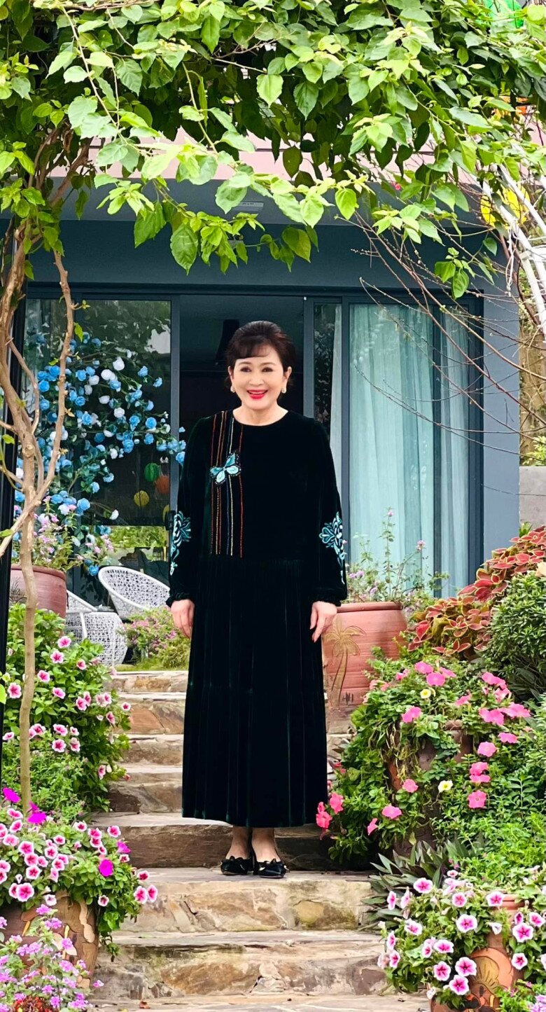 2 NSND &#34;đèn sách&#34; học Thạc sĩ ở tuổi ngoài 50: Trịnh Kim Chi được chồng con ủng hộ, Minh Hòa về hưu sống kín tiếng - 9