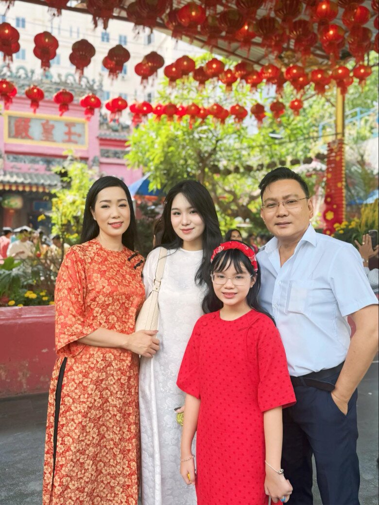 2 NSND &#34;đèn sách&#34; học Thạc sĩ ở tuổi ngoài 50: Trịnh Kim Chi được chồng con ủng hộ, Minh Hòa về hưu sống kín tiếng - 5