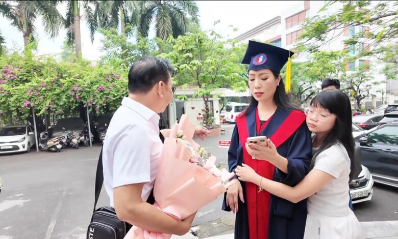 2 NSND &#34;đèn sách&#34; học Thạc sĩ ở tuổi ngoài 50: Trịnh Kim Chi được chồng con ủng hộ, Minh Hòa về hưu sống kín tiếng - 2