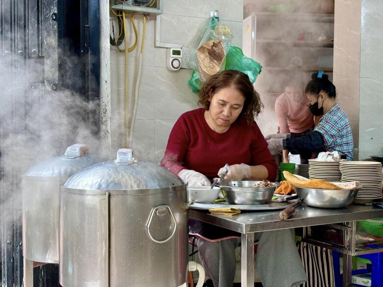 Quán bánh cuốn 2 lần được Michelin vinh danh: Vẫn còn 4 địa chỉ khác ngon không kém tại Hà Nội! - 1