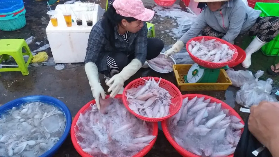Chợ cá tồn tại mấy trăm năm giữa lòng Phan Thiết, là một trong những nơi bán hải sản ngon-bổ-rẻ bậc nhất - 3