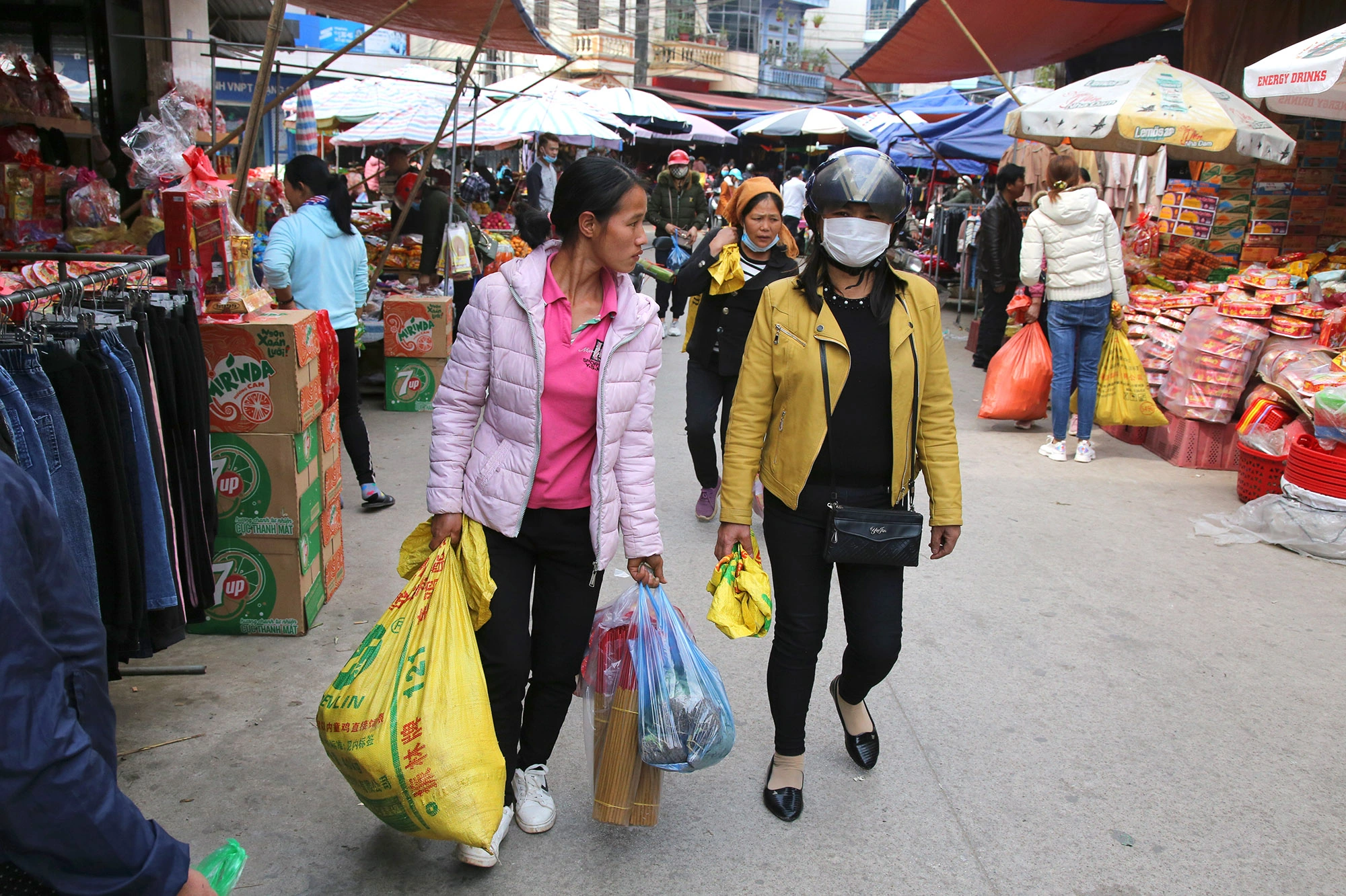 Chợ phiên cổ nhất giữa lòng Lạng Sơn: Ai cũng mang theo một thứ để đựng đồ, chỉ ở đây mới có một nghề lạ - 2