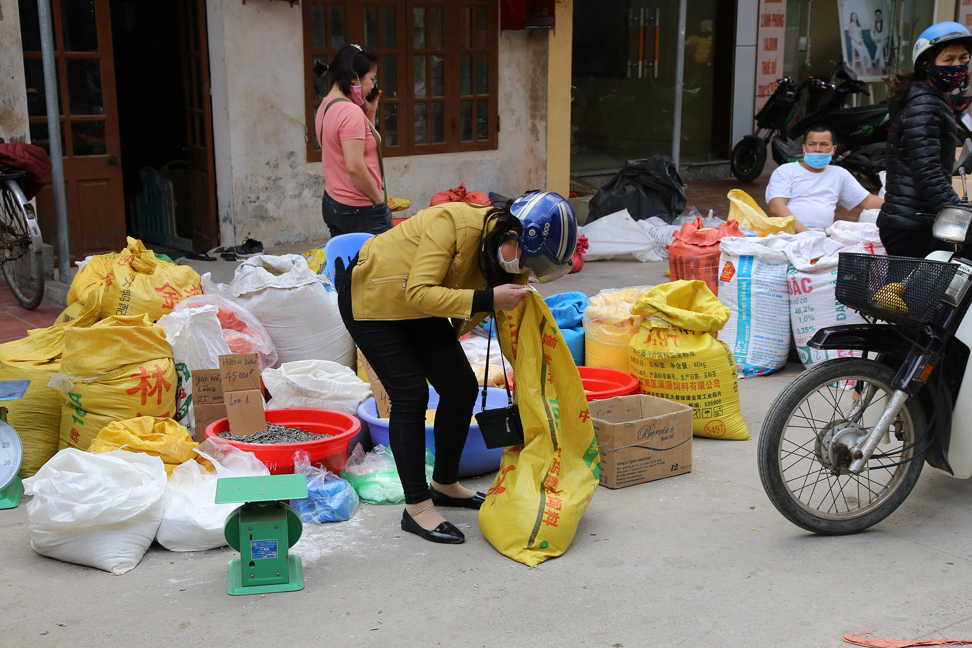 Chợ phiên cổ nhất giữa lòng Lạng Sơn: Ai cũng mang theo một thứ để đựng đồ, chỉ ở đây mới có một nghề lạ - 6