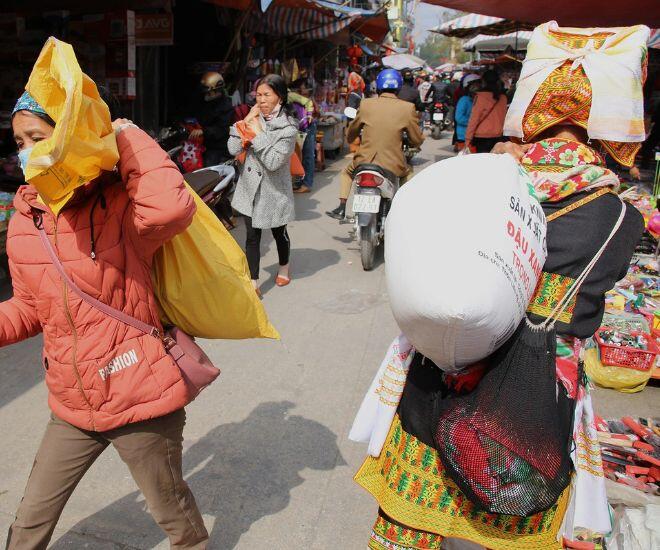 Chợ phiên cổ nhất giữa lòng Lạng Sơn: Ai cũng mang theo một thứ để đựng đồ, chỉ ở đây mới có một nghề lạ - 1