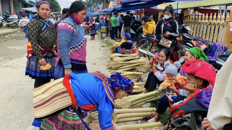 Về Lào Cai đi phiên chợ đông đúc bậc nhất, mua thứ chỉ ở nơi này mới bán - 2