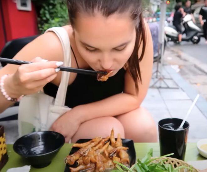 Món ăn vặt Hà Nội từng khiến cô gái Hungary mê mẩn, bày tỏ: &#34;Nếu tôi phải lên mặt trăng, đây sẽ là thứ tôi mang theo&#34; - 1