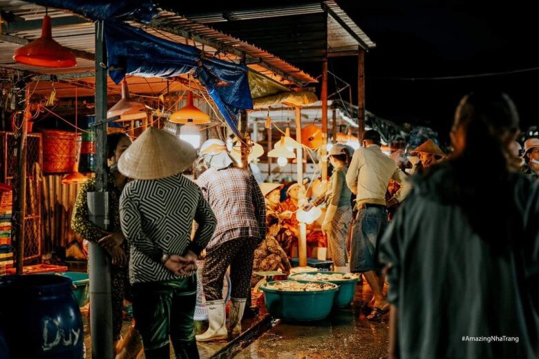 Dân địa phương mách bạn khu chợ bán hải sản cực rẻ ở Nha Trang, đảm bảo tươi ngon vừa đánh bắt từ biển lên - 2