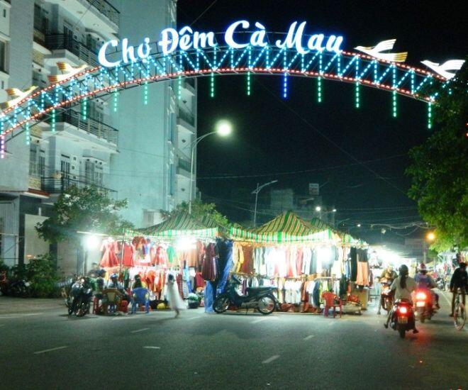 Du lịch Cà Mau không ghé loạt chợ đêm này thì phí cả chuyến đi, muốn mua gì cũng có - 1