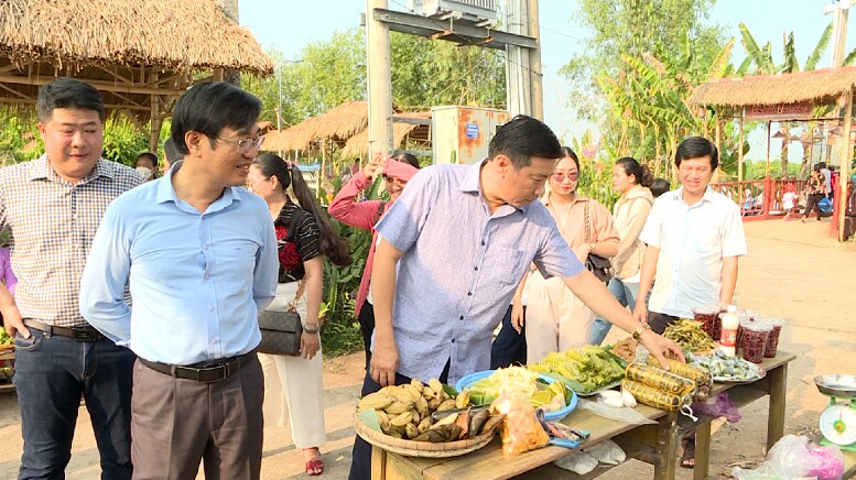 Ghé khu chợ quê giữa lòng Đồng Tháp, mới mở 2 năm nhưng hút hơn 100 ngàn lượt khách đến tham quan - 3