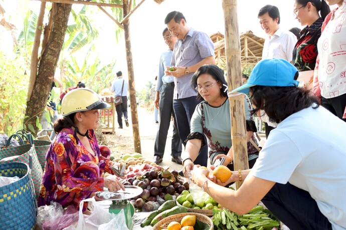Ghé khu chợ quê giữa lòng Đồng Tháp, mới mở 2 năm nhưng hút hơn 100 ngàn lượt khách đến tham quan - 2