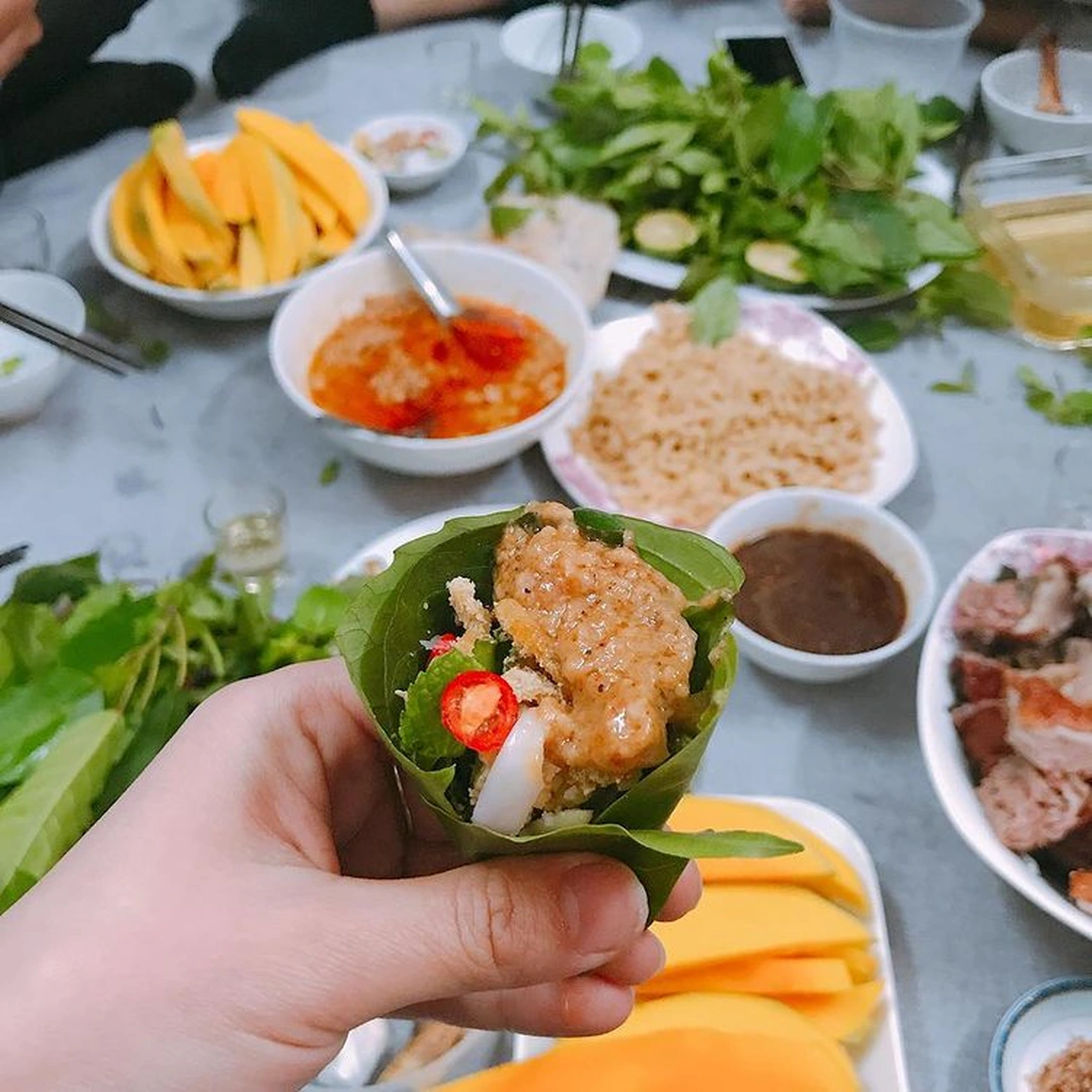 Giữa lòng Quảng Ninh có khu chợ cổ kính bậc nhất: Từ khu chợ truyền thống nay thành địa điểm bán đủ thứ ai cũng mê - 4