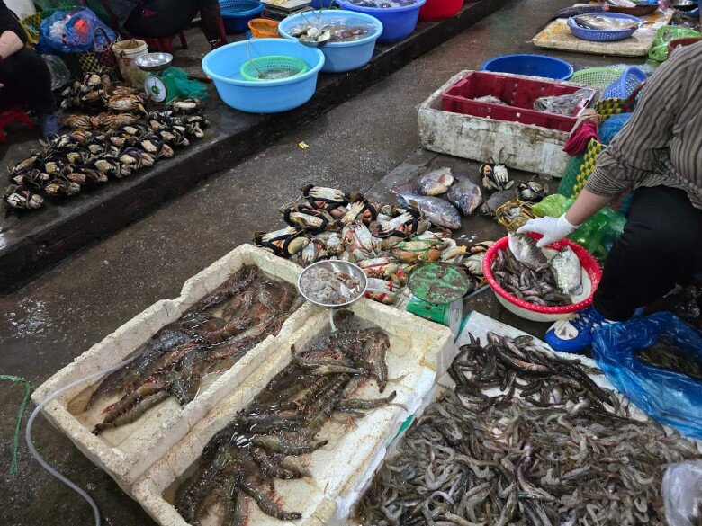 Giữa lòng Quảng Ninh có khu chợ cổ kính bậc nhất: Từ khu chợ truyền thống nay thành địa điểm bán đủ thứ ai cũng mê - 3
