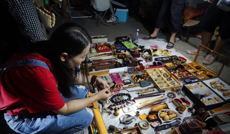 Giữa lòng thành phố hiện đại bậc nhất thế giới sót lại một khu &#34;chợ ma&#34;, khách phải mua bán trong đêm tối - 4
