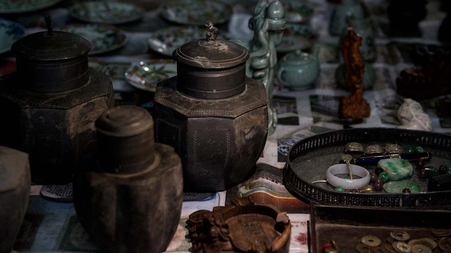 Giữa lòng thành phố hiện đại bậc nhất thế giới sót lại một khu &#34;chợ ma&#34;, khách phải mua bán trong đêm tối - 5