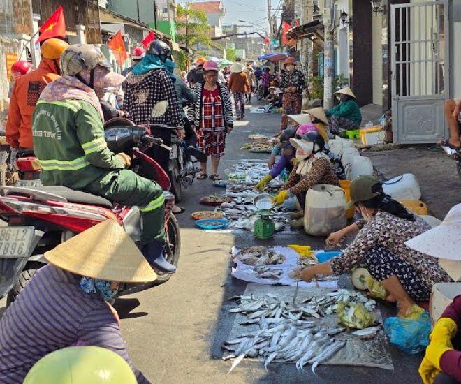 Khu chợ sầm uất bậc nhất Phan Thiết: Xưa chỉ là chợ &#34;chồm hổm&#34; nay hút khách nghìn nghịt vì một lý do? - 1