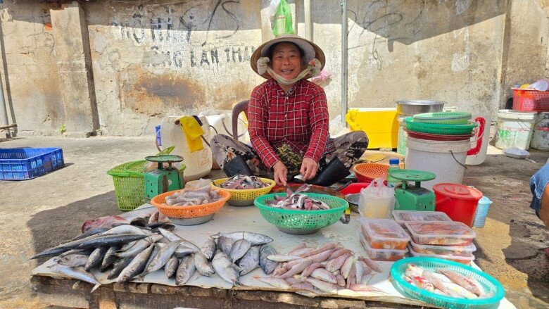 Khu chợ sầm uất bậc nhất Phan Thiết: Xưa chỉ là chợ &#34;chồm hổm&#34; nay hút khách nghìn nghịt vì một lý do? - 3