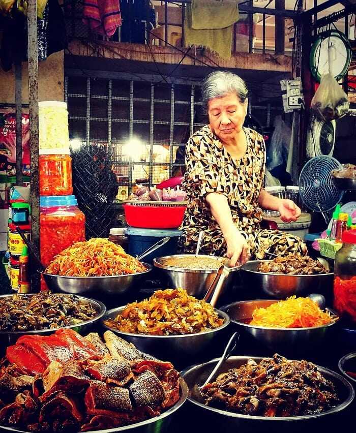 Chợ trăm năm tuổi giữa lòng xứ dừa: Cấu trúc như một mê cung, ai không quen đến sẽ lạc nhưng đồ ăn vặt thì siêu ngon - 5