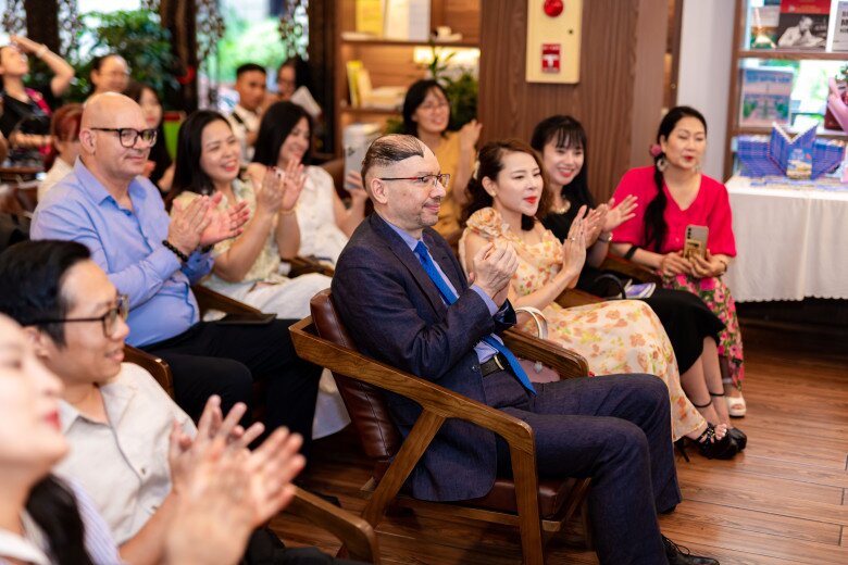 &#34;Mảnh tình&#34; Việt Nam - Hy Lạp trong bộ đôi tác phẩm mới của nhà văn biết 4 ngoại ngữ Tina Yuan - 3