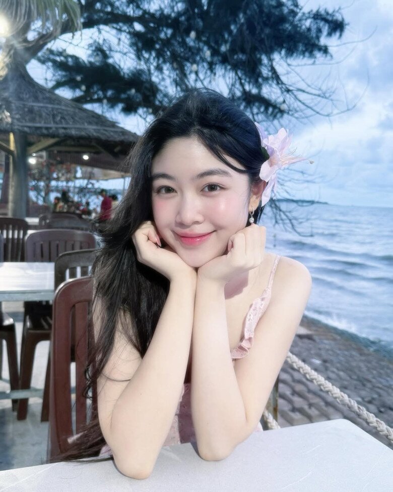 Ái nữ 19 tuổi nhà MC Quyền Linh: "Khuôn trăng đầy đặn, nét ngài nở nang", dân mạng gọi luôn là hoa hậu không cần vương miện - 12