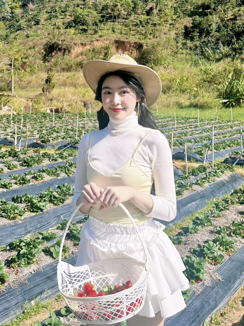 Ái nữ 19 tuổi nhà MC Quyền Linh: "Khuôn trăng đầy đặn, nét ngài nở nang", dân mạng gọi luôn là hoa hậu không cần vương miện - 8