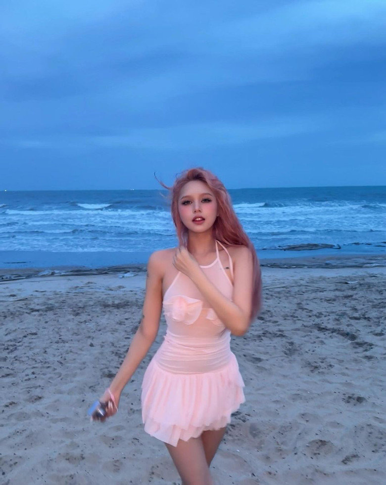 Bạn gái hotgirl 2k2 của Gil Lê chăm diện mốt váy ôm sát cơ thể, vóc dáng tuổi đôi mươi khiến dân tình khen nức nở - 1