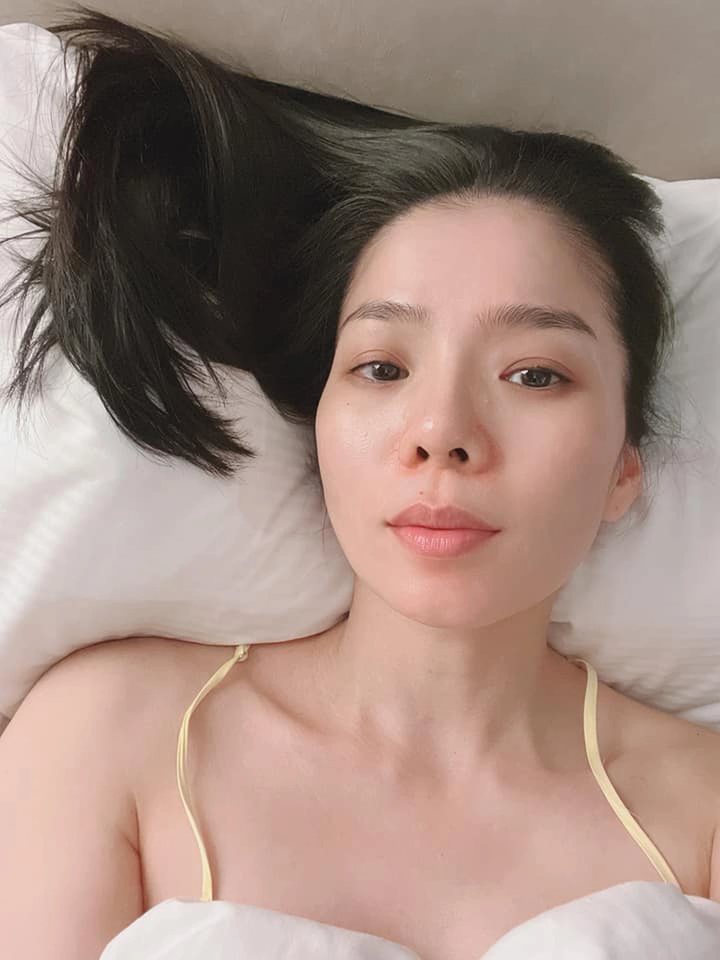 Bí quyết giữ da căng mướt ở độ U40 của nữ ca sĩ yêu hồng hài nhi, được chiều chuộng như công chúa - 1