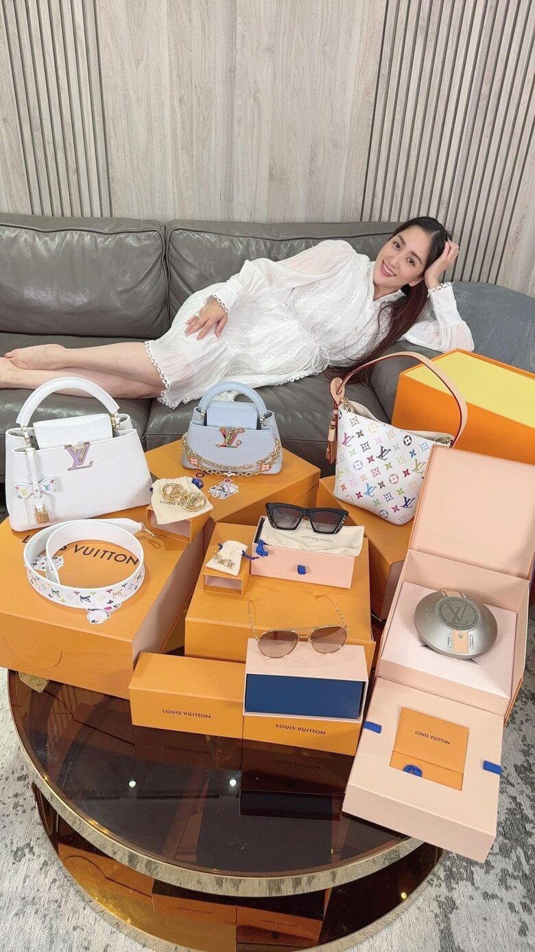Chị đẹp Vbiz lấy &#34;hồng hài nhi&#34; kém 12 tuổi: Ra đường váy áo quyến rũ dù sinh ào ào 3 con, lúc về nhà lại hoàn toàn trái ngược - 12