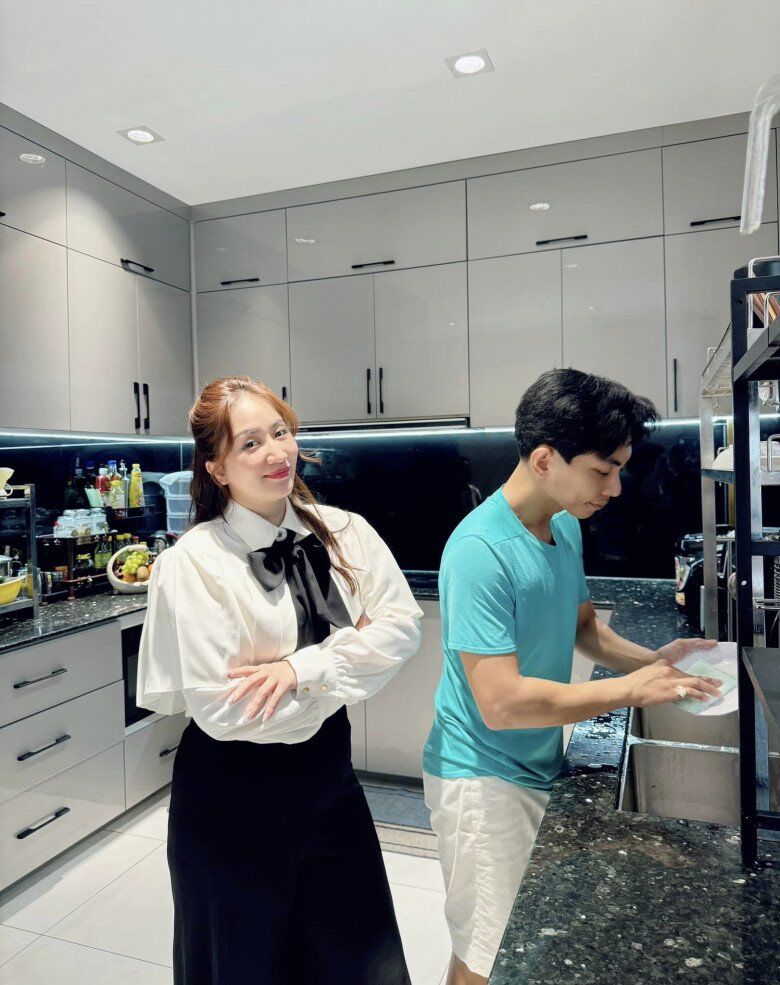 Chị đẹp Vbiz lấy &#34;hồng hài nhi&#34; kém 12 tuổi: Ra đường váy áo quyến rũ dù sinh ào ào 3 con, lúc về nhà lại hoàn toàn trái ngược - 8