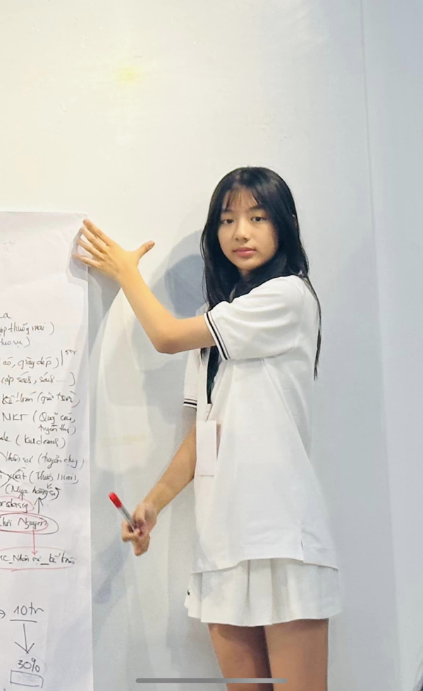 Cô bé 15 tuổi đã cao 1m70, nhan sắc dịu dàng như bước ra từ trong tranh, là con của Hoa hậu nổi tiếng - 6