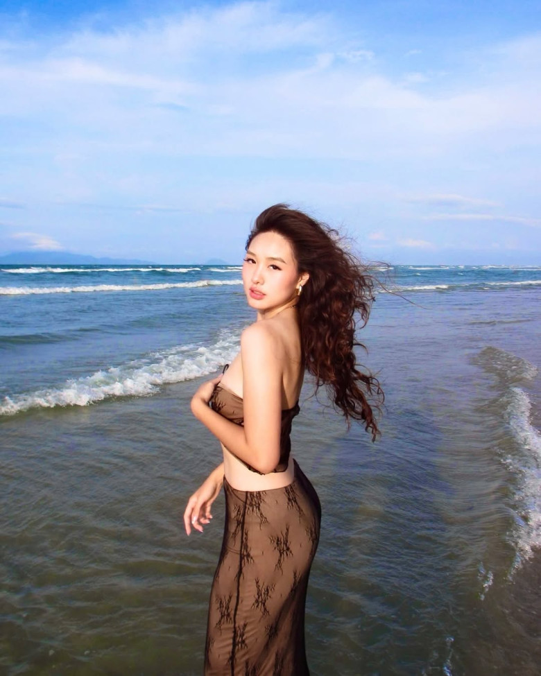 Cô gái tuổi trăng tròn chăm diện váy mỏng tang ôm sát khoe dáng &#34;thắt đáy lưng ong&#34;, là con của cựu VĐV nổi tiếng - 3
