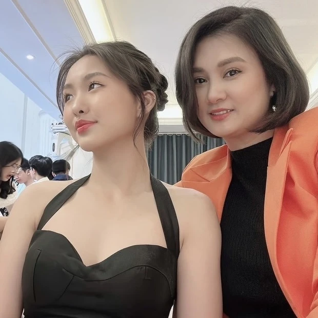 Cô gái tuổi trăng tròn chăm diện váy mỏng tang ôm sát khoe dáng &#34;thắt đáy lưng ong&#34;, là con của cựu VĐV nổi tiếng - 9