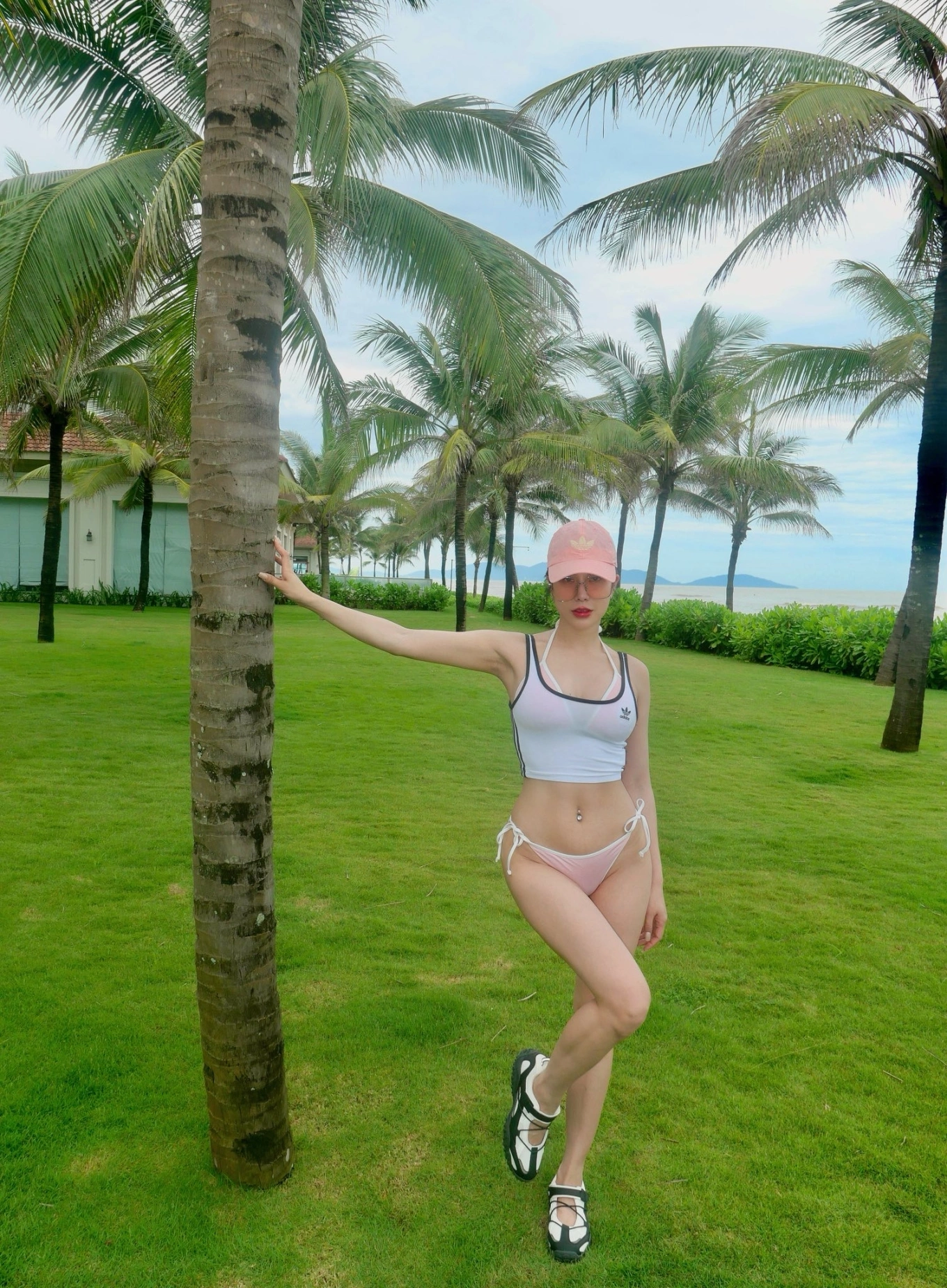 BST bikini nhỏ xíu &#34;chặt đẹp&#34; hội chị em độc thân của mẹ bỉm Diệp Lâm Anh, bốc lửa thế này thảo nào &#34;trai trẻ&#34; mê tít - 1