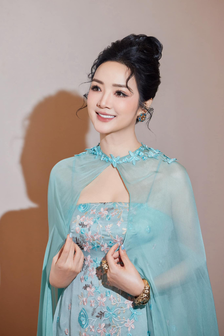 Gu thời trang của 3 biểu tượng nhan sắc &#34;nghiêng nước nghiêng thành&#34; showbiz Việt: Ngoài 50 vẫn sang trọng, tỏa khí chất ngời ngời - 6