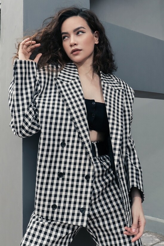 Hà Hồ và 6 item thời trang không thể thiếu: Từ nữ hoàng thảm đỏ đến biểu tượng street style, thứ cuối cùng siêu đắt giá - 3