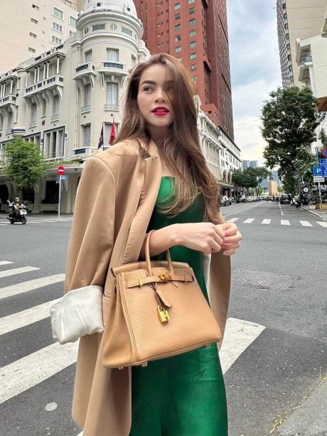 Hà Hồ và 6 item thời trang không thể thiếu: Từ nữ hoàng thảm đỏ đến biểu tượng street style, thứ cuối cùng siêu đắt giá - 23