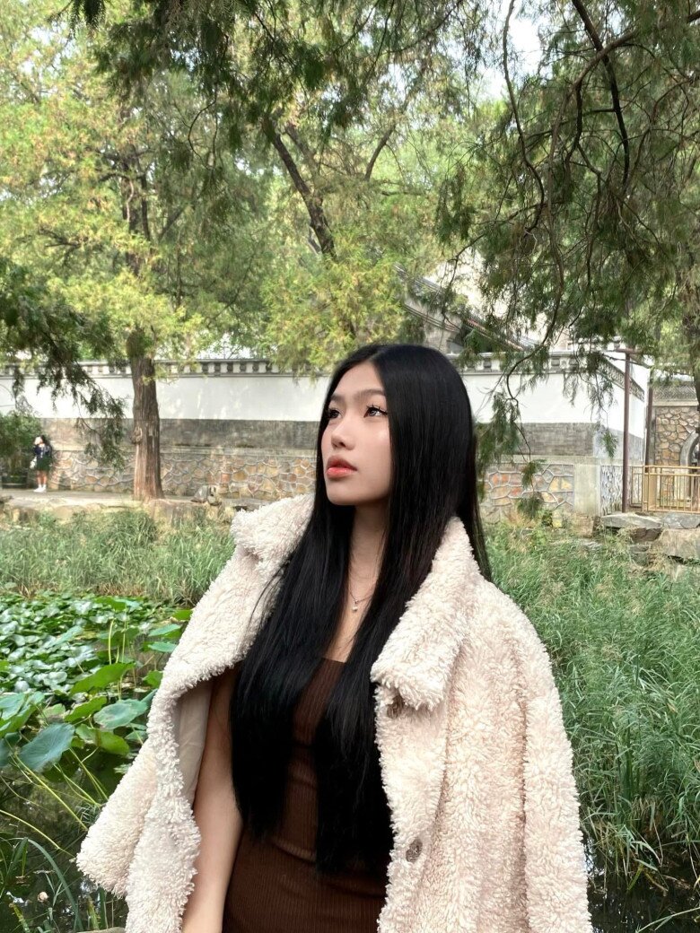 &#34;Cỗ máy nói&#34; vừa đạt giải Á hậu chuộng đồ bình dân: Mặc croptop, váy ôm vài trăm nghìn vẫn đẹp xịn như hàng hiệu - 9