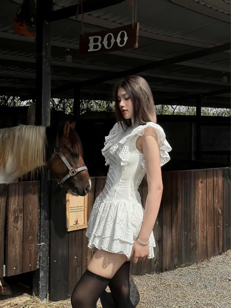 &#34;Cỗ máy nói&#34; vừa đạt giải Á hậu chuộng đồ bình dân: Mặc croptop, váy ôm vài trăm nghìn vẫn đẹp xịn như hàng hiệu - 10