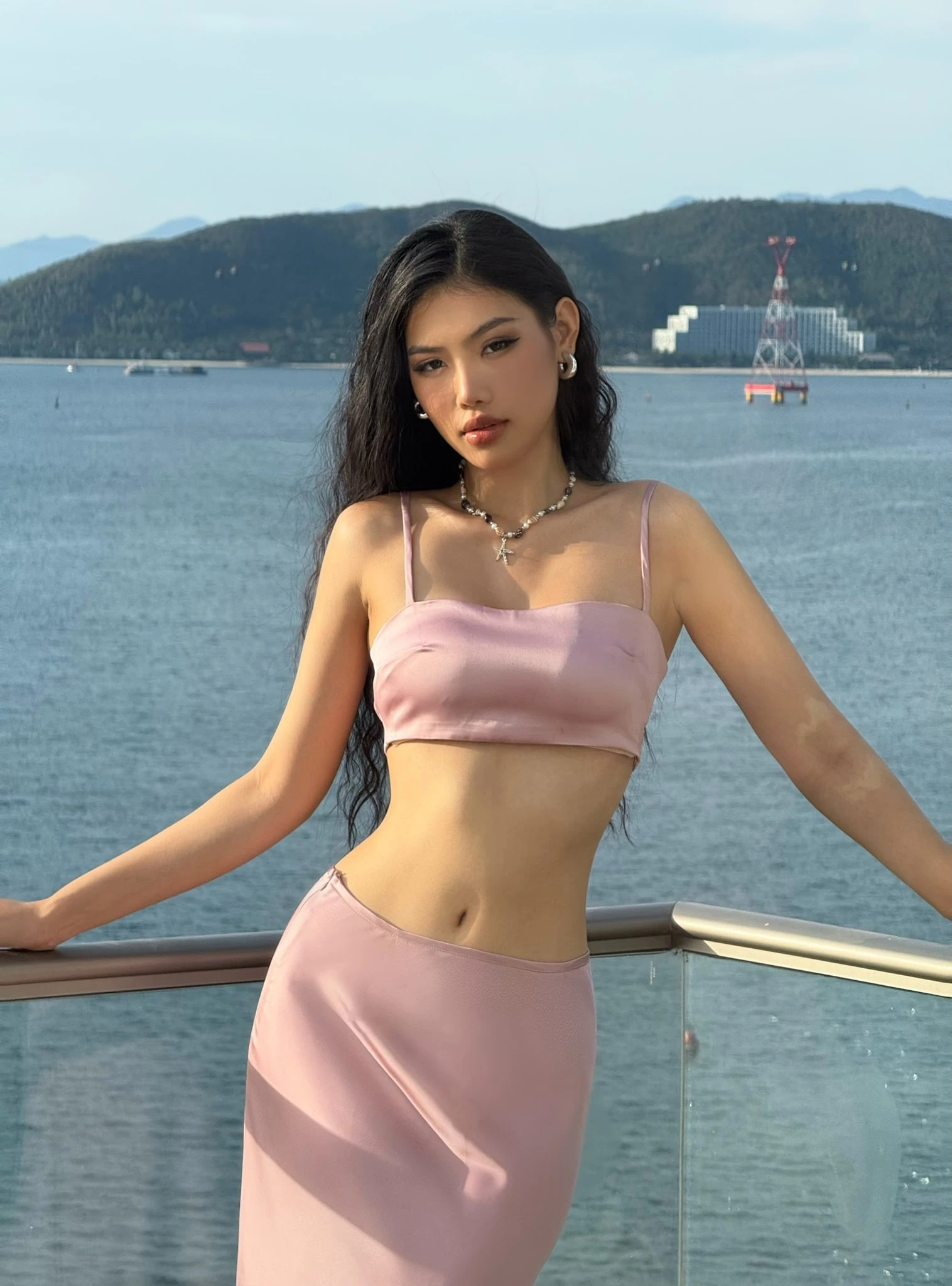&#34;Cỗ máy nói&#34; vừa đạt giải Á hậu chuộng đồ bình dân: Mặc croptop, váy ôm vài trăm nghìn vẫn đẹp xịn như hàng hiệu - 5