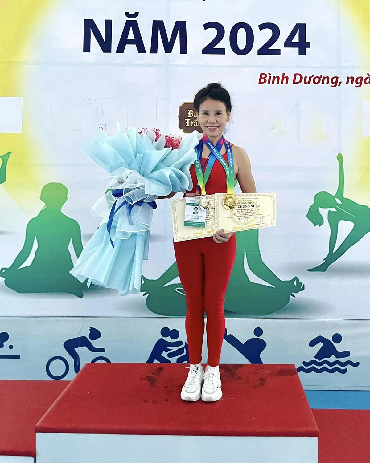 Mẹ ruột Hồ Ngọc Hà U70 vẫn giữ được dáng thon, tự tin diện áo xẻ ngực gợi cảm nhờ tập luyện bộ môn này? - 3
