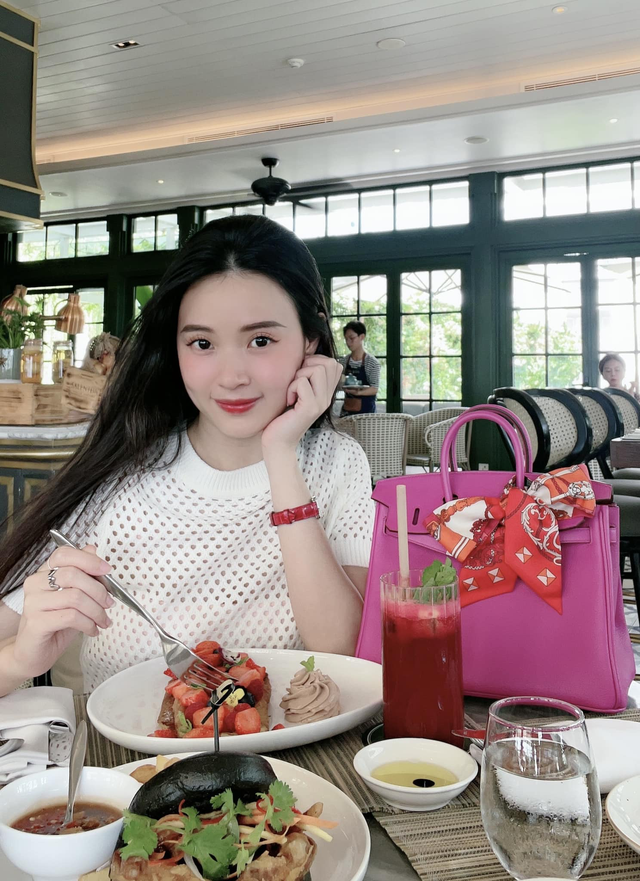 Bóc giá 2 chiếc túi hiệu ông xã thiếu gia tập đoàn nhựa nghìn tỷ vừa tặng Midu trong tiệc kỷ niệm một năm đám cưới - 8