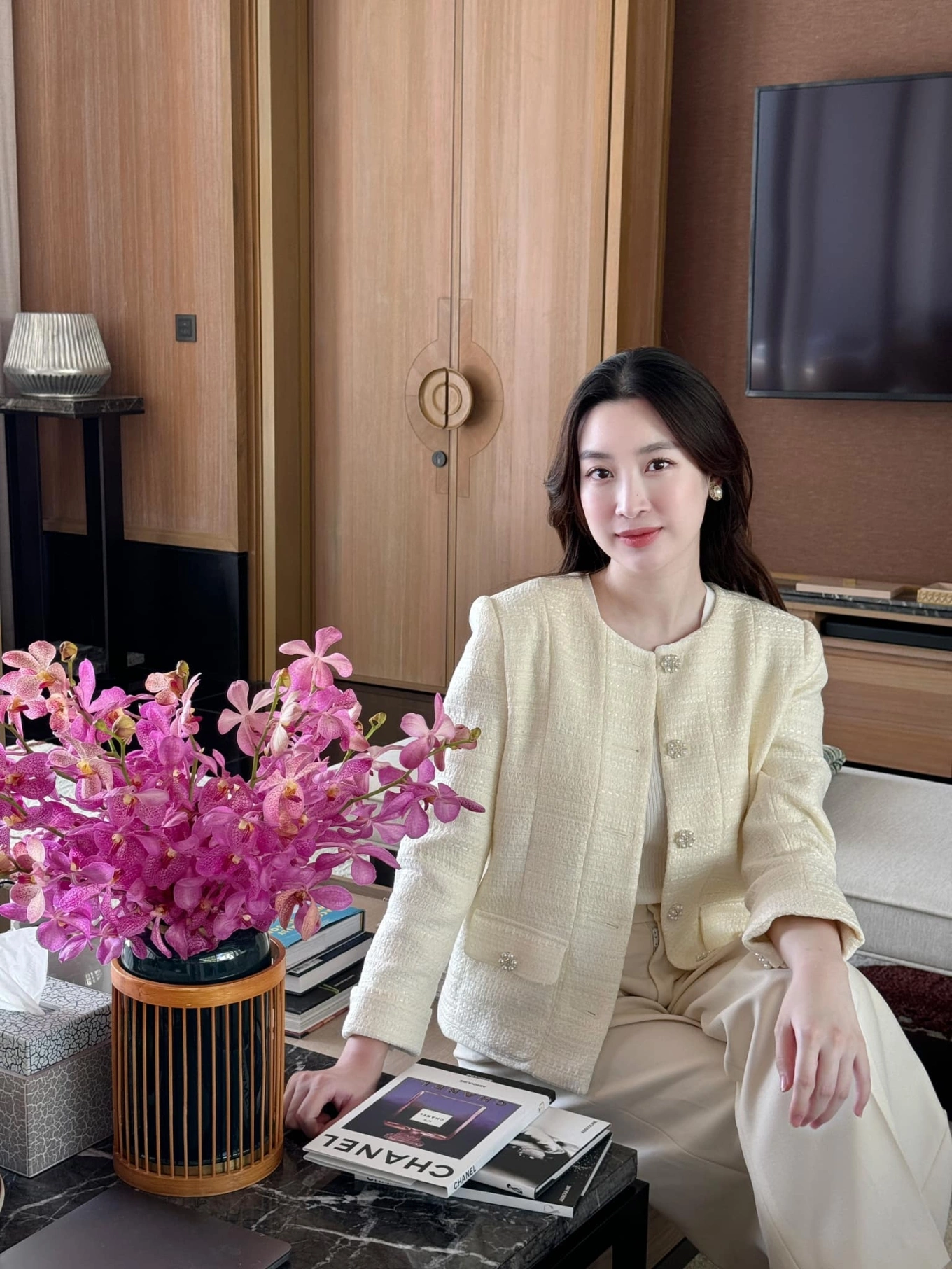 Phong cách ăn mặc kín đáo chuẩn dâu hào môn của Hoa hậu Đỗ Mỹ Linh, được khen tinh tế ở một điểm - 1