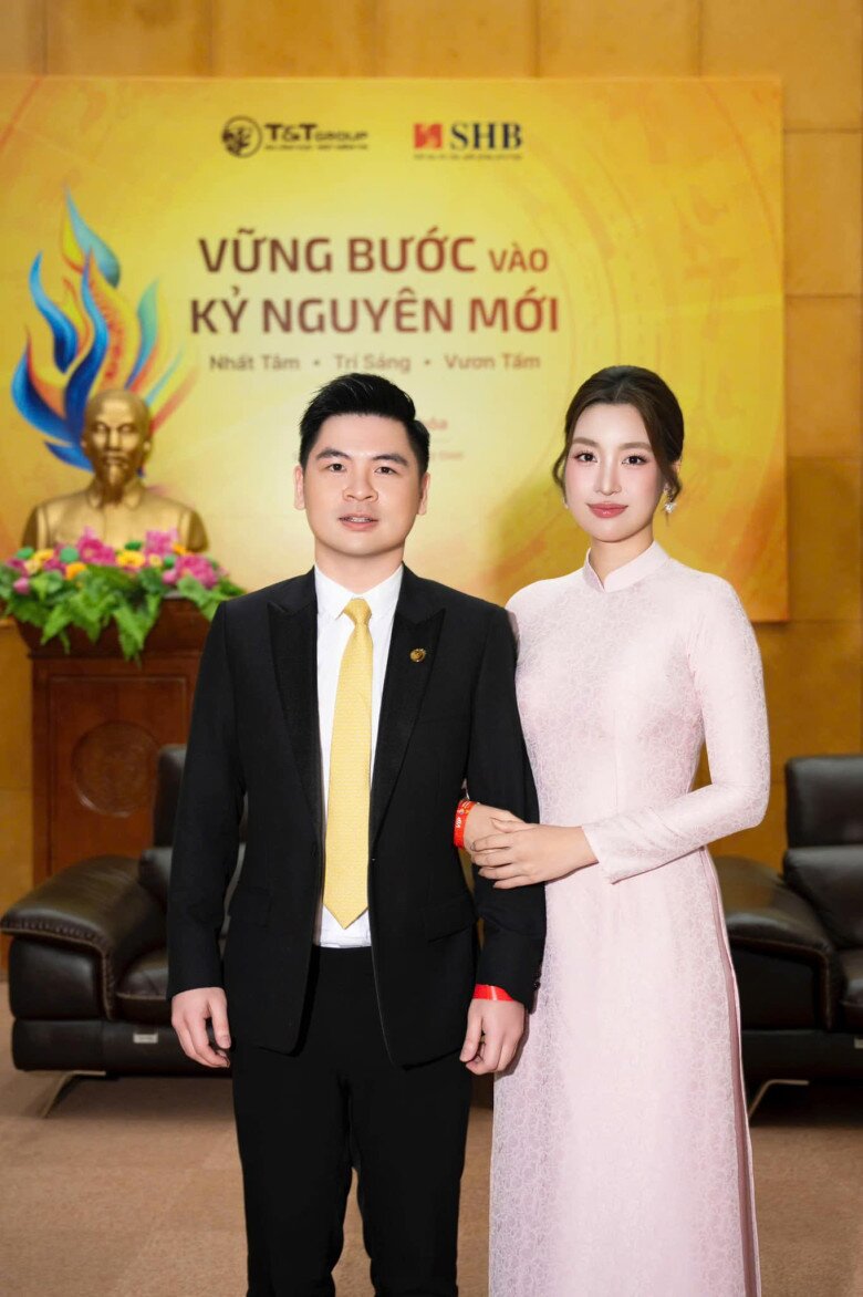 Phong cách ăn mặc kín đáo chuẩn dâu hào môn của Hoa hậu Đỗ Mỹ Linh, được khen tinh tế ở một điểm - 8